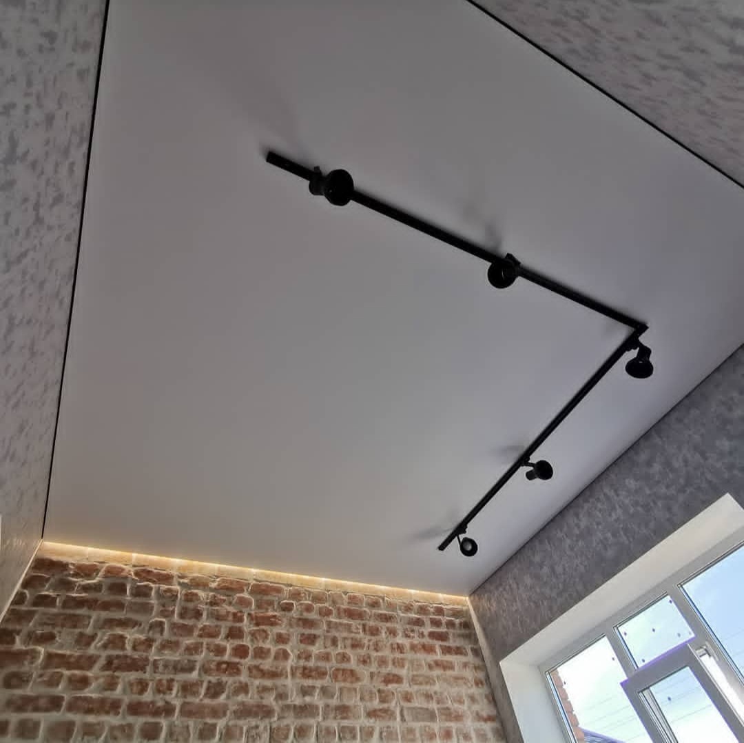 треки на потолок